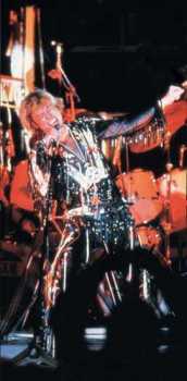 Johnny arriva sans se faire voir 