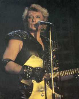 des boeufs entiers cuisent sur des feux