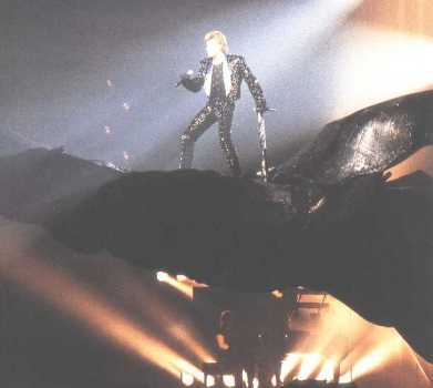 d'une main tendue, d'un poing re�u !